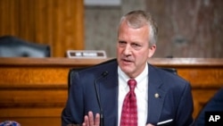 ARCHIVO - El senador Dan Sullivan, republicano por Alaska, testifica durante una audiencia en el Capitolio de Washington el 7 de mayo de 2020.