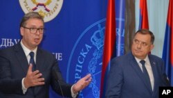 Aleksandar Vučić i Milorad Dodik, predsednik Republike Srpske, na konferenciji za medije u Banjaluci početkom avgusta ove godine ((AP Photo/Radivoje Pavicic)