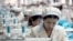 朝鲜女工在开城一家韩国公司制衣厂操作