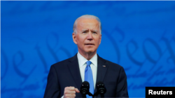 El presidente electo de EE.UU., Joe Biden, habla después que el Colegio Electoral afirmó su victoria el lunes, 14 de diciembre de 2020.