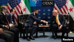 2026년 7월 8일 튀르키예 앙카라의 베쉬테페 대통령궁에서 열린 나토(NATO) 정상회의 양자회담 중, 도널드 트럼프 미국 대통령(사진 오른쪽)이 아메드 알샤라 시리아 대통령과 악수하고 있다.