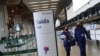 En esta imagen del 19 de mayo de 2020 se ve a empleados de Latam Airlines en la sala de embarque en el Aeropuerto Internacional Guarulhos, en Sao Paulo, Brasil.