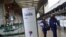 En esta imagen del 19 de mayo de 2020 se ve a empleados de Latam Airlines en la sala de embarque en el Aeropuerto Internacional Guarulhos, en Sao Paulo, Brasil.