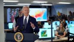 조 바이든 미국 대통령이 2일 연방재난관리청(FEMA)을 찾아 폭염 속 노동자 안전 보호 규정에 관해 설명하고 있다.