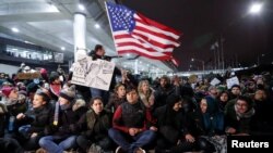 En Chicago, un residente suburbano de Park Ridge fue detenido regresando con su familia desde Irán. Después de liberado, su esposa dijo: "No puedo creer que algo como esto pueda pasarle a alguien con una tarjeta verde".