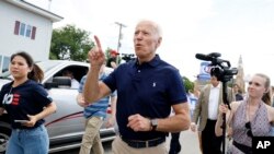 El exvicepresidente de EE.UU. Joe Biden camina durante un desfile del Día de la Independencia el 4 de julio de 2019, en Iowa.