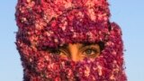 زن سوری در مرز کرواسی و صربستان. کشورهای حوزه بالکان این روزها با چالش پذیرش یا عدم پذیرش موج آوارگان مواجه هستند.<br />
&nbsp;