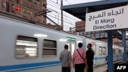 Les gens font la queue pour prendre le train à une station de métro dans la capitale égyptienne, le Caire, le 28 mai 2018.