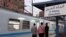 Les gens font la queue pour prendre le train à une station de métro dans la capitale égyptienne, le Caire, le 28 mai 2018.