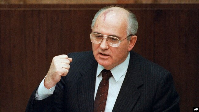 ARCHIVO - El presidente soviético Mikhail Gorbachev dice en Moscú que un comandante militar local ordenó el uso de la fuerza en la república separatista de Lituania, donde un asalto de las tropas soviéticas el 13 de enero de 1991 cobró 14 vidas. Gorbachev murió a los 91 años. (Foto AP/Boris Yurchenko, archivo)