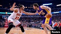 L'ex-pivot des Lakers, Pau Gasol, à droite, contre l'ex-Chicago Bull Joakim Noah , Chicago, le 20 janvier 2014.