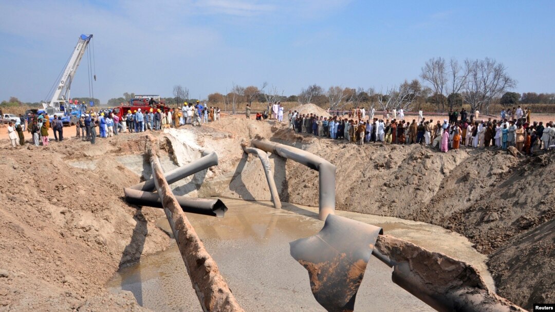 Pipa gas dekat kota Punjab diperbaiki.