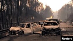 Carros quemados en una carretera local cerca de Pedrogao Grande, Portugal, donde al menos 62 personas murieron atrapadas por las llamas en sus autos.
