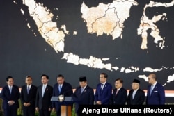 Sejumlah pejabat negara, termasuk Presiden Prabowo Subianto dan mantan Presiden Joko Widodo, hadir dalam peluncuran Danantara Indonesia di Istana Merdeka, Jakarta, 24 Februari 2025. (Foto: REUTERS/Ajeng Dinar Ulfiana)