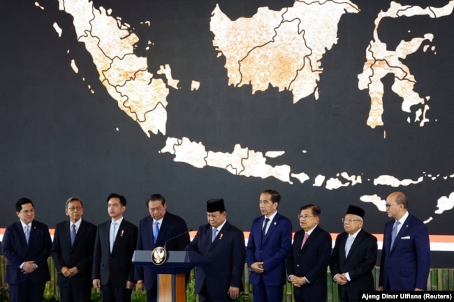 Sejumlah pejabat negara, termasuk Presiden Prabowo Subianto dan mantan Presiden Joko Widodo, hadir dalam peluncuran Danantara Indonesia di Istana Merdeka, Jakarta, 24 Februari 2025. (Foto: REUTERS/Ajeng Dinar Ulfiana)