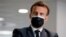 Tổng thống Pháp Emmanuel Macron thăm một trung tâm tiêm chủng ngừa Covid-19 ngày 29/3/2021 tại Creteil, bên ngoài Paris.