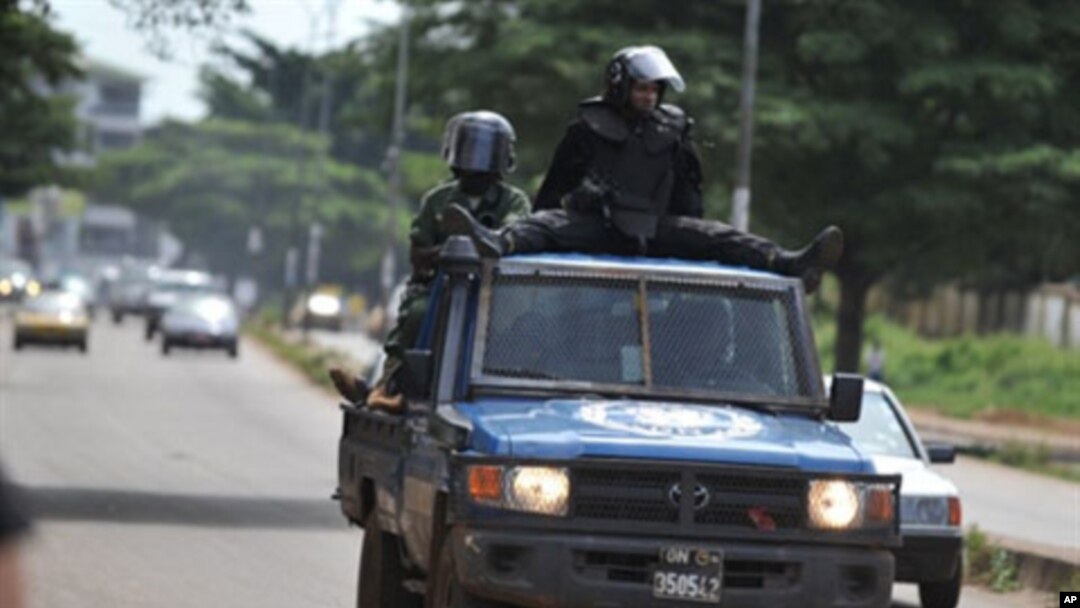 Police patrolling the streets of Conakry after violent confrontations between supporters of the two rivaling candidates, 24 Oct 2010