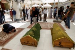 مراسم خاکسپاری افرادی که در آتش‌سوزی بیمارستان در بغداد جان باختند. نجف، عراق - ۲۵ آوریل ۲۰۲۱