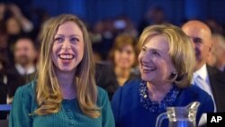 Chelsea Clinton, acompañada de su madre, Hillary. El fútbol femenino ha cobrado enorme popularidad en Estados Unidos, gracias en buena medida al rendimiento de su selección nacional en la Copa del Mundo Femenina, de la cual son las actuales campeonas.