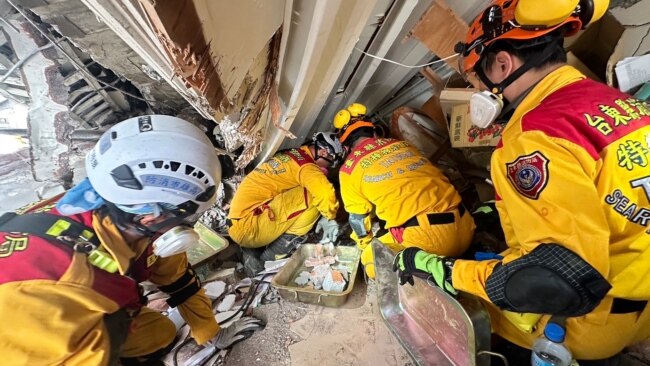 Các nhân viên cứu hộ của Sở Cứu hỏa Hoa Liên đang tìm kiếm người sống sót trong một tòa nhà bị đổ sập sau trận động đất ở miền Đông Đài Loan hôm 3/4.