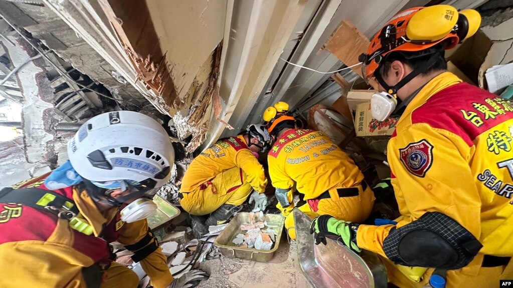 台湾救援人员在花莲地震灾区被摧毁的建筑物中搜救幸存者。（2024年4月3日）(photo:VOA)