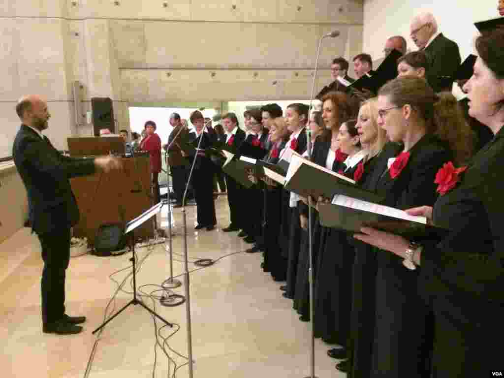 El coro de la iglesia en Polonia, en donde Juan Pablo II servía como cardenal, se prepara diariamente para deslumbrar este próximo domingo en los actos de canonización.