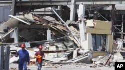 Sebuah bangunan pabrik di Mirandola, Italia utara rubuh akibat gempa berkekuatan 5.8 skala Richter, Selasa (29/5).