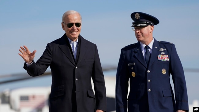 Presidenti Biden në aeroport