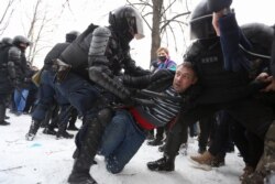 La policía detiene a manifestantes durante una protesta contra el encarcelamiento del líder de la oposición Alexei Navalny en San Petersburgo, Rusia, el domingo 31 de enero de 2021. [Foto: AP]
