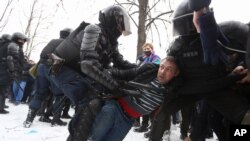 La policía detiene a manifestantes durante una protesta contra el encarcelamiento del líder de oposición Alexei Navalny, en San Petersburgo, Rusia, el domingo 31 de enero de 2021.