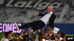 Les joueurs du Real Madrid fêtent leur titre avec leur coach Zinedine Zidane after, Espagne, le 16 juillet 2020. 