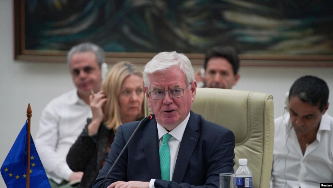 El Representante Especial de la Unión Europea para los Derechos Humanos, Eamon Gilmore, habla durante una reunión con las autoridades cubanas en La Habana, el 24 de noviembre de 2023.