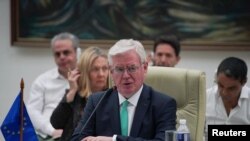 El Representante Especial de la Unión Europea para los Derechos Humanos, Eamon Gilmore, habla durante una reunión con las autoridades cubanas en La Habana, el 24 de noviembre de 2023.