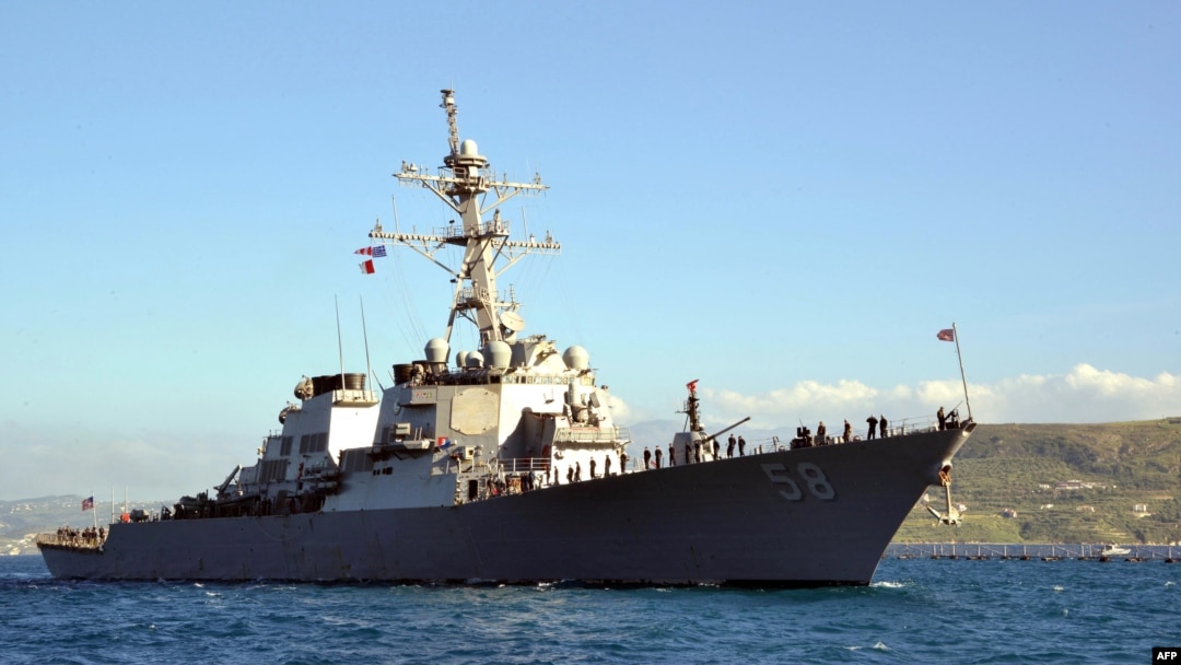 Arhiva - Američki razarač USS Labun uplovljava u zaliv Souda, u Grčkoj, 29. aprila 2015. na fotografiji američke vojske. Vojska SAD objavila je da je 14. januara 2024. oborila krstareću raketu ispaljenu na brod sa teritorije Jemena koji kontrolišu Huti.
