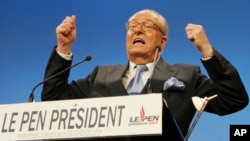 Jean-Marie Le Pen, candidat à l'élection présidentielle et leader de l'extrême droite française, prononce un discours après l'annonce des résultats préliminaires du premier tour de l'élection, le 22 avril 2007 à Paris. AP / Michael Sawyer