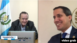 El presidente electo de Guatemala, Alejandro Giammattei y el presidente encargado de Venezuela, Juan Guaidó durante la videoconferencia trasmitida en vivo por redes sociales (Captura de pantalla)