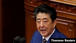 FILE: PM Jepang Shinzo Abe memberikan pidato kebijakan pada awal sesi reguler parlemen di Tokyo, 24 Desember 2020.