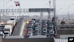 En esta imagen de archivo, autos y camiones esperan en filas para entrar a Estados Unidos desde México, en el cruce fronterizo de El Paso, Texas, el 29 de marzo de 2019. 