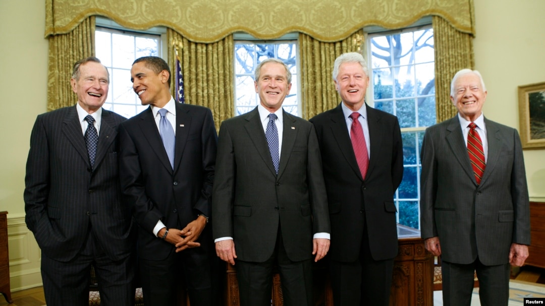 Bivši predsednicfi Džordž H.W. Buš, Barak Obama, Džordž W. Buš, Bil Klinton i Džimi Karter u Ovalnoj kancelariji Bele kuće 7. januara 2009. 