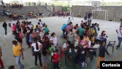 Los refugiados venezolanos están siendo atendidos en improvisados albergues ubicados en coliseos, escuelas y parques del municipio de Arauquita. [Foto: Cortesía Alcaldía de Arauquita, Arauca].