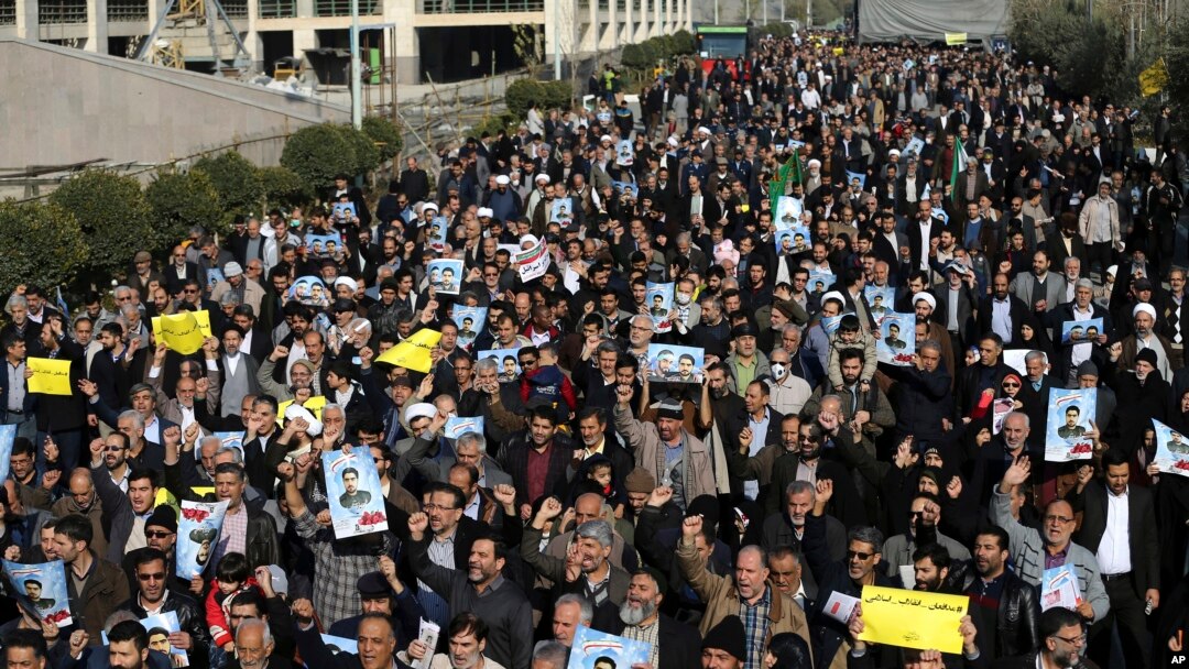 Warga Iran dalam demo anti-pemerintah setelah sholat Jumat di Teheran, Iran, 5 Januari 2018.