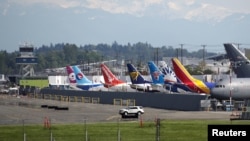 Divers modèles de Boeing 737 sont stationnés sur le tarmac de Boeing Field après avoir quitté la chaîne de production à Seattle, Washington, le 9 mai 2017.