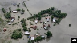 16일 인도 아삼주 마주리 섬에서 폭우가 발생한 후 마을이 물에 잠겼다. 