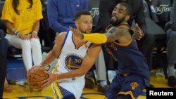 Stephen Curry de Golden State, à gauche, contre Kyrie Irving, alors avec les Cavaliers, Oakland, Californie, le 1er juin 2017. (Kelley L Cox-USA TODAY Sports). 