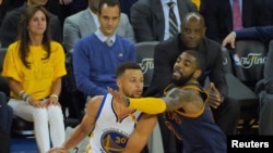 Stephen Curry, la balle à la main essayant un dribble face à Kyrie Irving de Cleveland Cavaliers lors d'un match de NBA, Oakland LE 1er juin 2017 Mandatory Credit: Kelley L Cox-USA