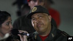 A woman sings to Venezuela's President Hugo Chavez upon his arrival to the Miraflores presidential palace after his third round of chemotherapy, in Caracas, Venezuela, September 2, 2011.