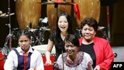 周美青表演打击乐(资料照片)