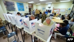 Un grupo de ciudadanos ejerce el voto en un centro electoral de Los Ángeles durante los comicios legislativos del 6 de noviembre de 2018.