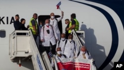 ARCHIVO - Médicos cubanos llegan al Aeropuerto Internacional José Martí en La Habana, Cuba, el 8 de junio de 2020, después de viajar a Italia para ayudar con la respuesta de emergencia COVID-19.