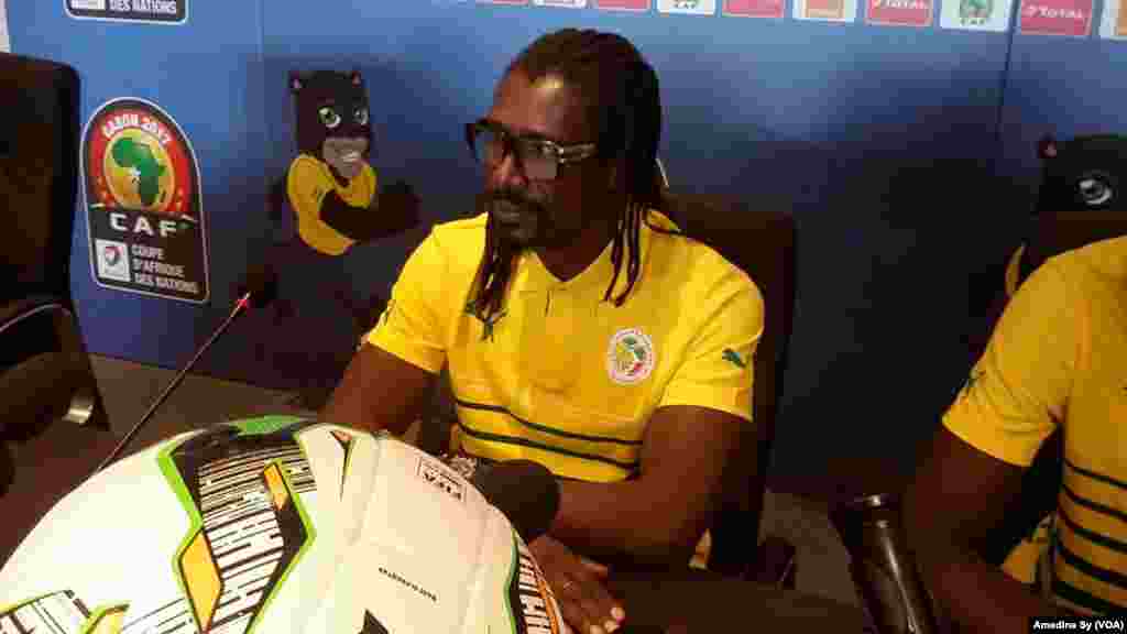 Le coach des Lions du Senegal Aliou Cisse et le capitaine Cheikhou Kouyate face à la presse dans la salle de conférence du stade de Franceville, Gabon, 14 janvier 2017. (VOA/Amedine Sy)